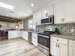 Private kitchen - Gorgeous and private ranch on expansive 1.2 acres (Scottsdale)