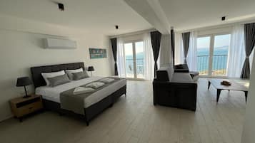 Kamar Double Deluks | Seprai premium, minibar, brankas, dan meja kerja