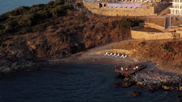 On the beach, free beach shuttle, sun loungers, beach towels