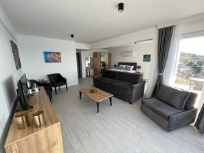 Kamar Double Deluks | Seprai premium, minibar, brankas, dan meja kerja