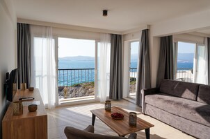 Deluxe Twin Room | Premium bedding, minibar, in-room safe, desk