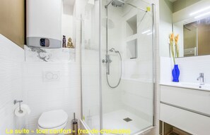 Dusche, Haartrockner, Handtücher, Seife