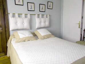 3 habitaciones, escritorio, tabla de planchar con plancha y wifi