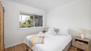 3 bedrooms, iron/ironing board, free WiFi, bed sheets - Shoal Bay Beach House- Three (Shoal Bay)