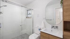 Douche, sèche-cheveux, serviettes fournies