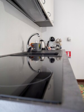 Fridge, oven, stovetop, coffee/tea maker - La Torre - Deluxe Apartment 2 (Santo Stefano di Camastra)