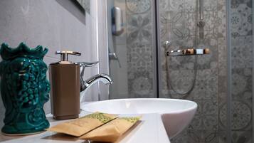 Ducha, artículos de tocador gratuitos, secador de pelo, pantuflas