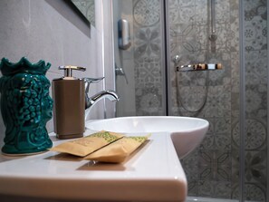 Shower, free toiletries, hair dryer, slippers - La Torre - Deluxe Apartment 2 (Santo Stefano di Camastra)
