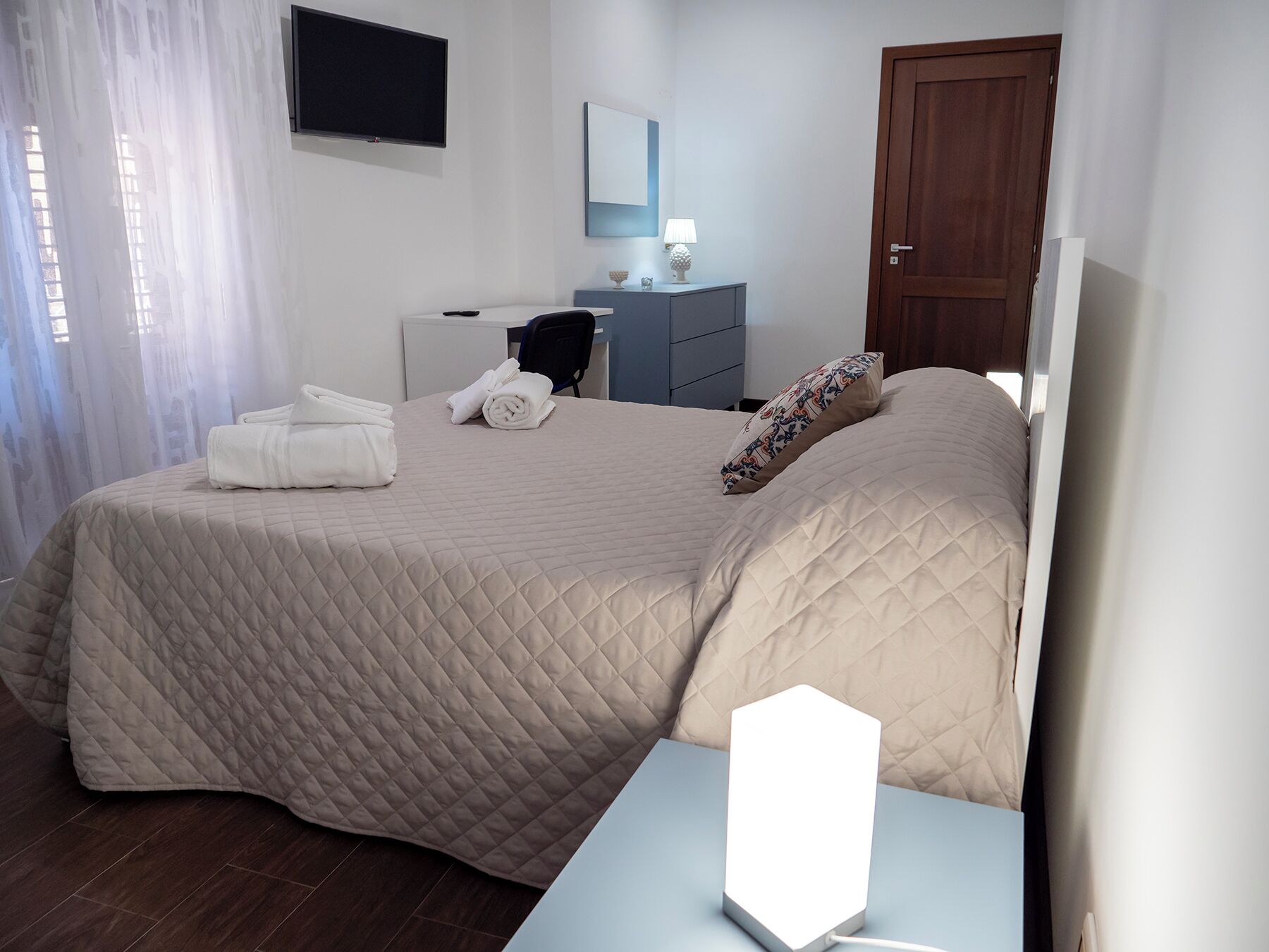 1 Schlafzimmer, Zimmersafe, Schreibtisch, Bügeleisen/Bügelbrett