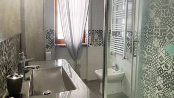 Dusche, Haartrockner, Bidet, Handtücher