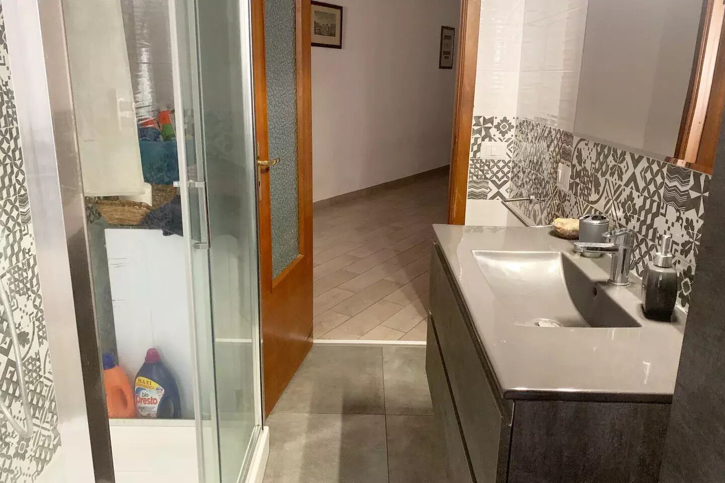 Bruser, hårtørrer, bidet, håndklæder