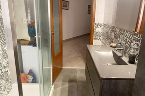 Douche, sèche-cheveux, bidet, serviettes fournies