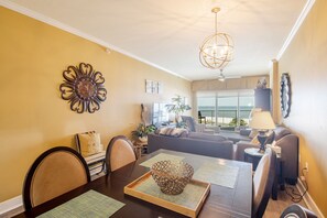 Interior - Rare unit on the sand beach sleeps 6 in Biloxi! (Biloxi)