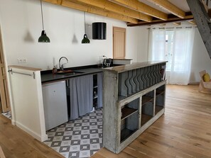 Réfrigérateur, micro-ondes, plaque de cuisson, cafetière/bouilloire