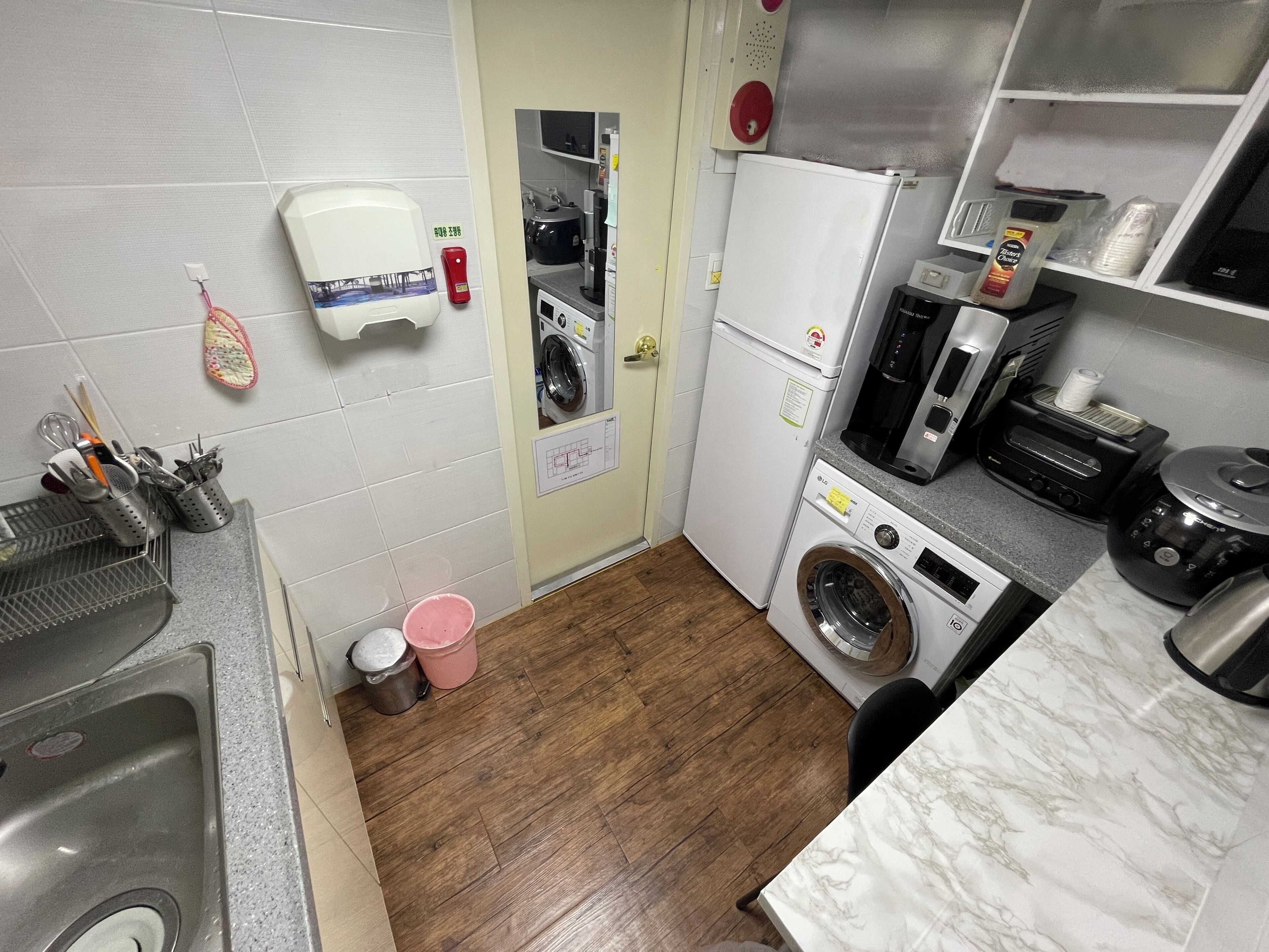 Full-sized fridge, microwave, stovetop, toaster