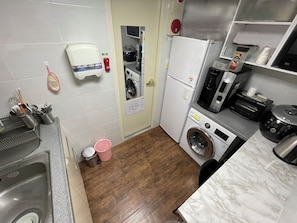 Refrigerador con freezer, microondas, placa de cocina, tostadora