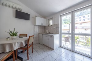 Apartment (A5) | Dining