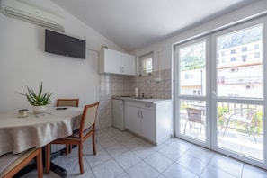 Apartment (A5) | Dining