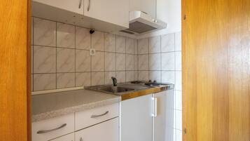 Studio (A2) | Private kitchen | Fridge, stovetop, electric kettle, cookware/dishes/utensils