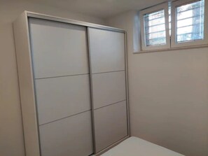 2 chambres, fer et planche à repasser, accès au Wi-Fi (inclus)