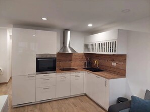 Private kitchen | Fridge, microwave, oven, stovetop