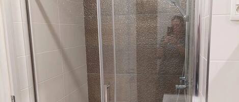 Salle de bain | Douche, serviettes fournies