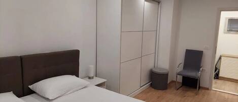 2 室のベッドルーム、アイロン / アイロン台、WiFi (無料)