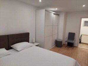 2 bedrooms, iron/ironing board, free WiFi