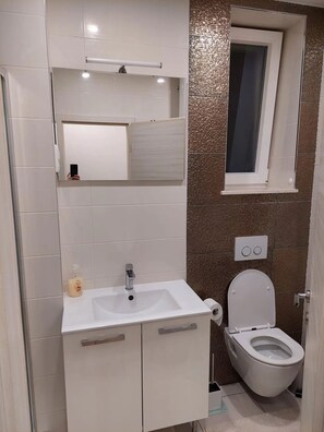 Bathroom | Shower, towels - Apartment Lutikano (Split)