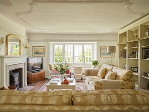 บ้านพักแกรนด์ (Multiple Bedrooms) | บริเวณนั่งเล่น | ทีวี, เตาผิง, เครื่องเล่นดีวีดี, ข  องเล่น