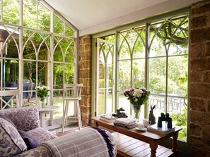 บ้านพักแกรนด์ (Multiple Bedrooms) | บริเวณนั่งเล่น | ทีวี, เตาผิง, เครื่องเล่นดีวีดี, ของเล่น