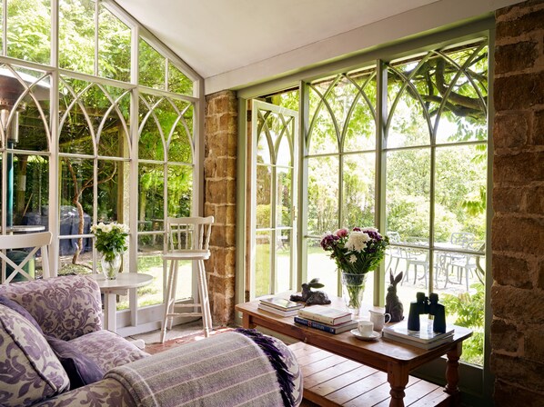 Casa Grand (Multiple Bedrooms) | Área de sala de estar | Televisión, chimenea, reproductor de DVD y juguetes 