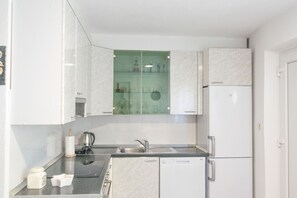 Apartment (A1) | Private kitchen | Fridge, oven, stovetop, dishwasher - Apartment Katica (Split)
