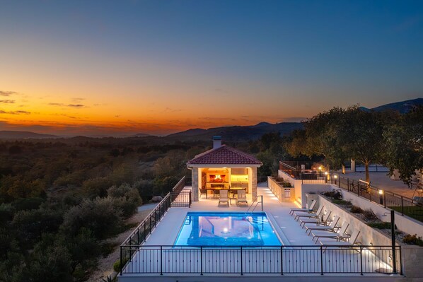 Outdoor pool, a heated pool, open open 24 hours, sun loungers - Villa La Meravigliosa (Vodice)