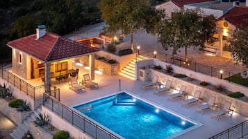 Villa | Zwembad | Een buitenzwembad en een verwarmd zwembad