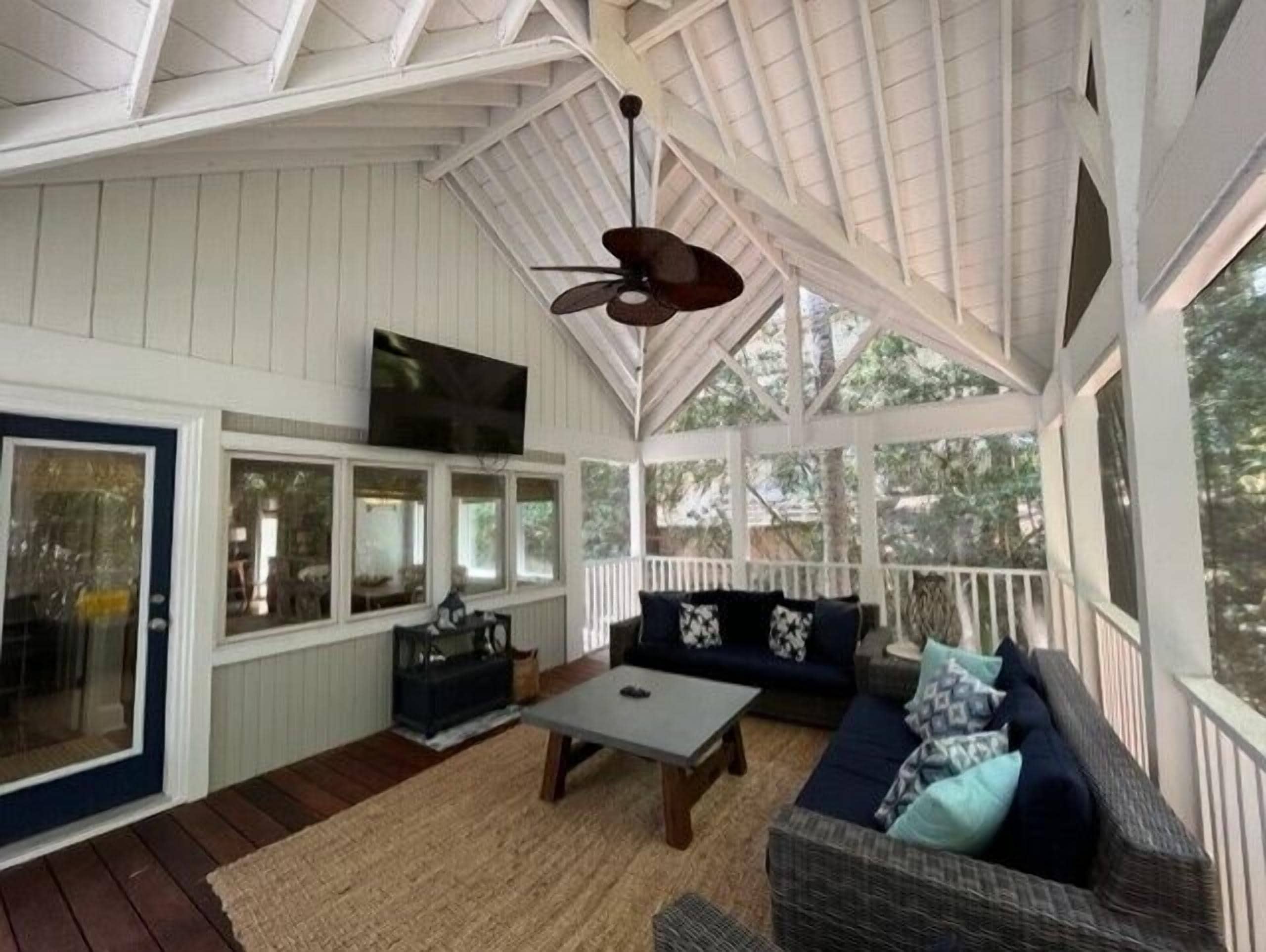 Televisie en een open haard