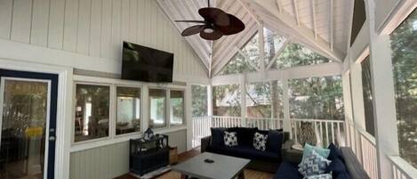 Televisie en een open haard