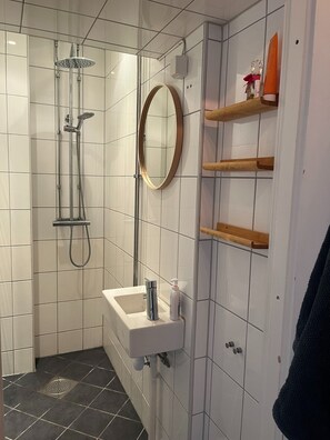 Deluxe Apartment | Bathroom | Shower, rainfall showerhead, free toiletries, towels - Oslo Oasis Apartment (Oslo)