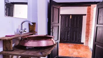 Deluxe-Zimmer | Badezimmer | Dusche, Regendusche, Handtücher, Seife