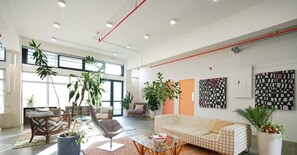 المنشأة من الداخل