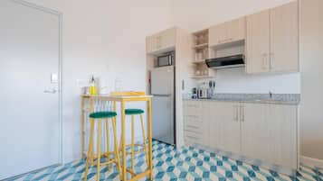 Fridge, microwave, stovetop, coffee/tea maker