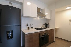 Kjøleskap, mikrobølgeovn, ovn og kokeplater