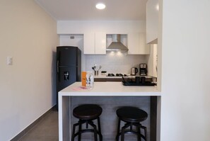 Kühlschrank, Mikrowelle, Ofen, Herdplatte