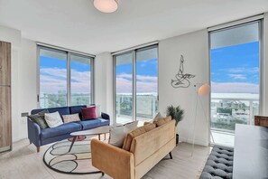 Televisión y oficina 