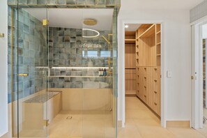 Bañera, secador de pelo, toallas y champú