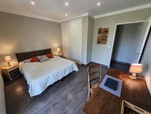 1 quarto, berço de viagem, Wi-Fi de cortesia, roupa de cama