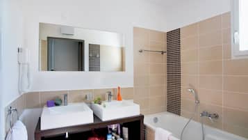 Bañera y ducha independientes