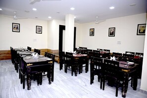 Restaurant - Hotel Ram Vilas By Fork Plaza (Jaipur)