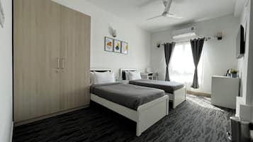 Executive Room | 1 bedroom, iron/ironing board, free WiFi
