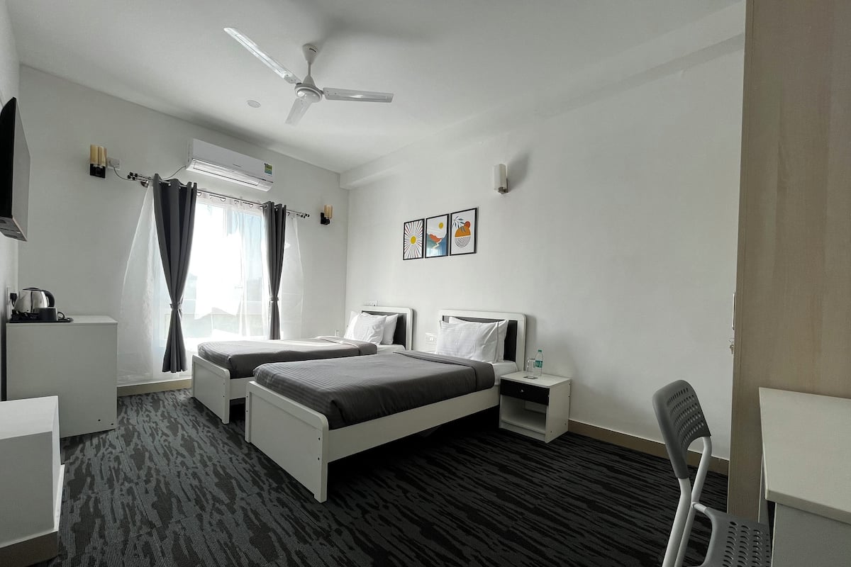 Executive Room | 1 bedroom, iron/ironing board, free WiFi